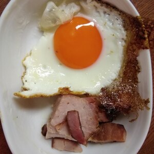 ベーコン付きな目玉焼き♪